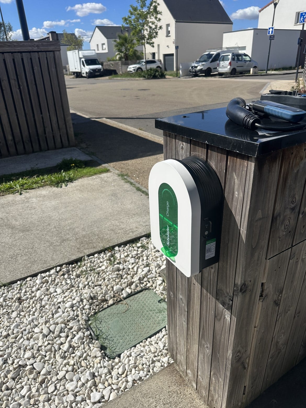 Recharge en extérieur — réalisation Bornelia
