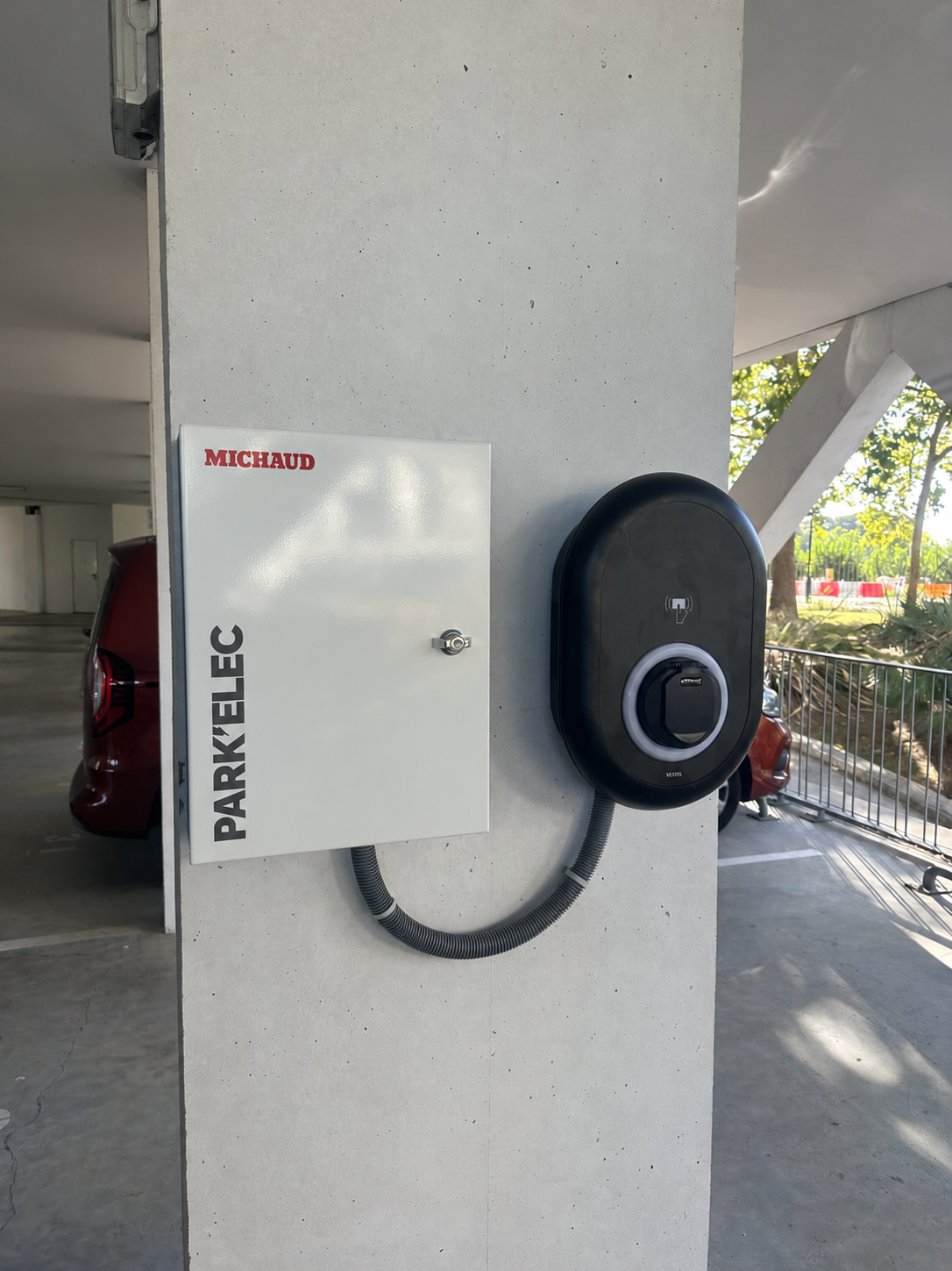 Borne en parking couvert — réalisation Bornelia