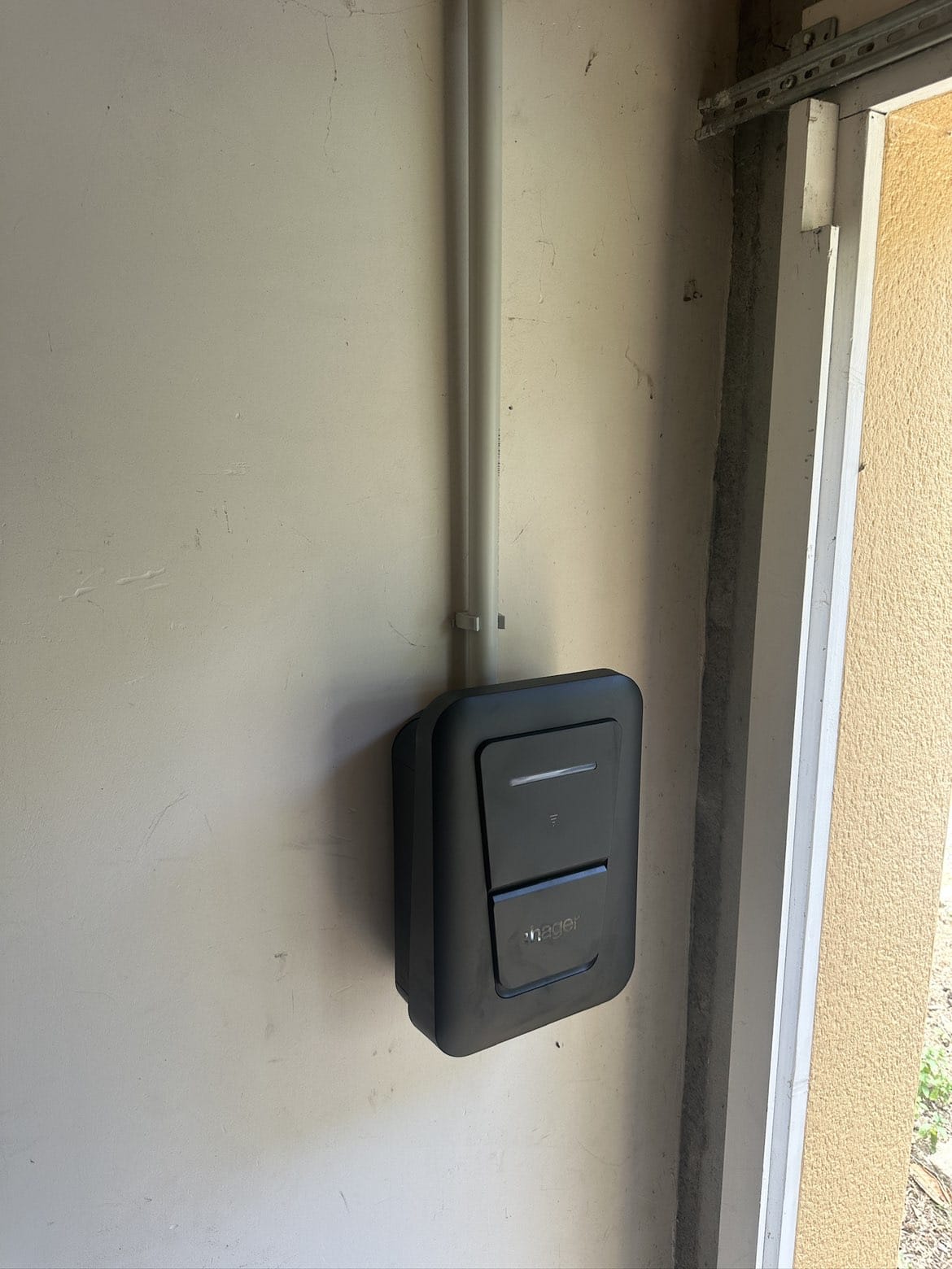 Borne installée dans un garage — réalisation Bornelia
